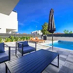 Mira Villa *