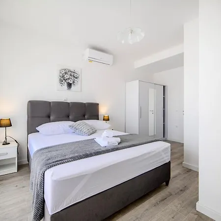 Mira Villa Srima