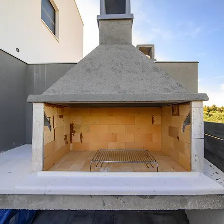 Mira Villa
