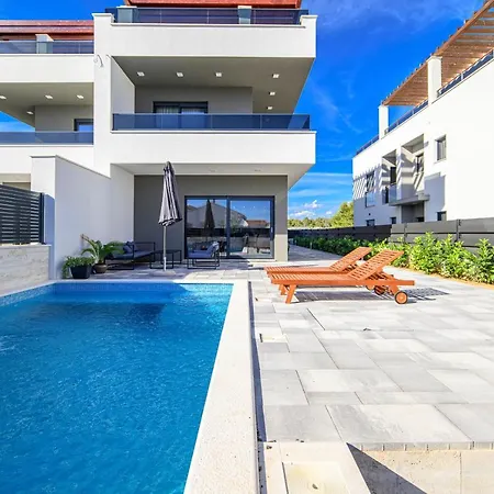 Mira Villa Srima