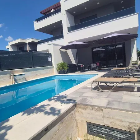 Mira Villa