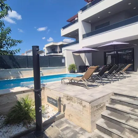 Mira Villa